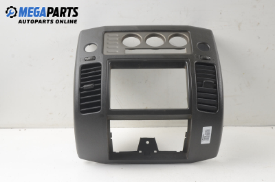 Central console for Nissan Navara 2.5 dCi 4WD, 174 hp, pickup, 5 doors, 2008