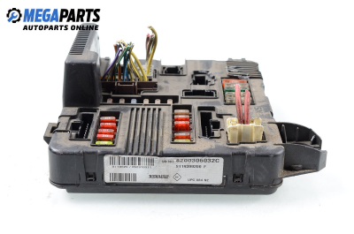 Fuse box for Renault Scenic II 1.9 dCi, 131 hp, minivan, 2005 № Siemens 8200306032C / S118399200F