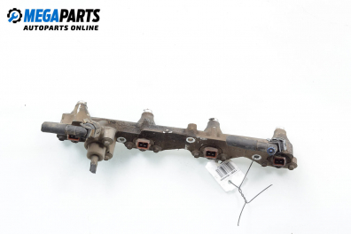Fuel rail with injectors for Ford Mondeo Mk II 2.0, 131 hp, station wagon, 1997