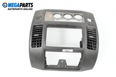 Central console for Nissan Navara (NP300) Pick-up II (10.2004 - 05.2014)