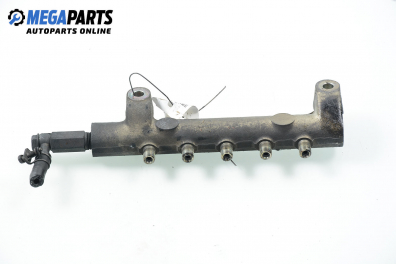 Fuel rail for Nissan Primera (P12) 2.2 Di, 126 hp, station wagon, 2002