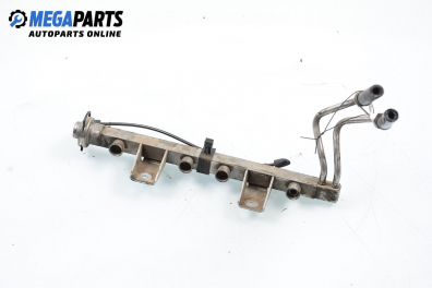 Fuel rail for Audi 80 (B4) 1.6, 101 hp, station wagon, 1994