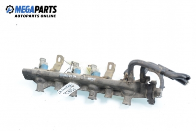 Fuel rail with injectors for Renault Laguna I (B56; K56) 2.0, 113 hp, station wagon, 1996