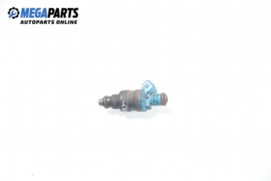 Gasoline fuel injector for Volkswagen Golf III 1.6, 101 hp, 5 doors, 1997