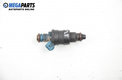 Gasoline fuel injector for Volkswagen Golf III 1.6, 101 hp, 5 doors, 1996