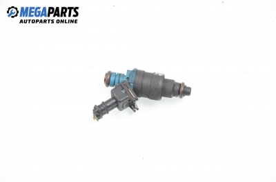 Gasoline fuel injector for Volkswagen Golf III 1.6, 101 hp, 5 doors, 1996