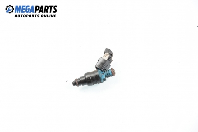 Gasoline fuel injector for Volkswagen Golf III 1.6, 101 hp, 5 doors, 1996