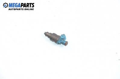 Gasoline fuel injector for Volkswagen Golf III 1.6, 101 hp, 5 doors, 1997