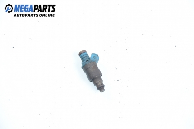 Gasoline fuel injector for Volkswagen Golf III 1.6, 101 hp, 5 doors, 1997