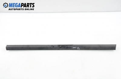 Material profilat exterior for Volkswagen Golf III 1.9 TDI, 90 hp, combi, 1994, position: dreaptă - fața